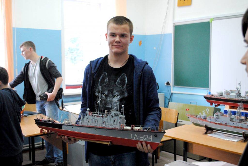 9 июля 2018 года. Виктор Щекочихин показывает модель корабля. Фото: личный архив