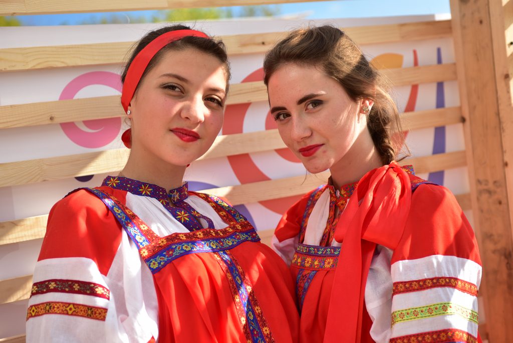 Гостьи фестиваля Полина Пиминова и Юлия Петросян примерили вышиванки. Фото: Пелагия Замятина, «Вечерняя Москва»