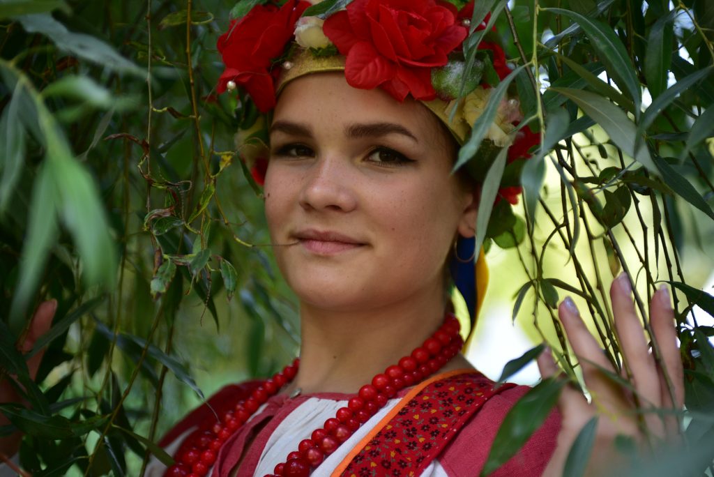 Участница Фестиваля «Русское поле» Валерия Санжакова сама сделала ободок для выступления на фестивале. Фото: Пеелагия Замятина «Вечерняя Москва»