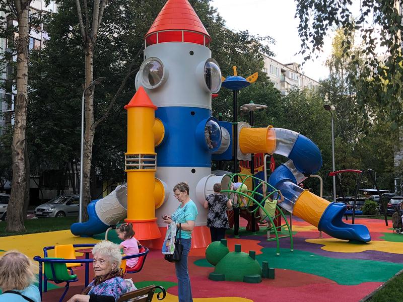 Детский комплекс в форме ракеты установили на улице Генерала Белова