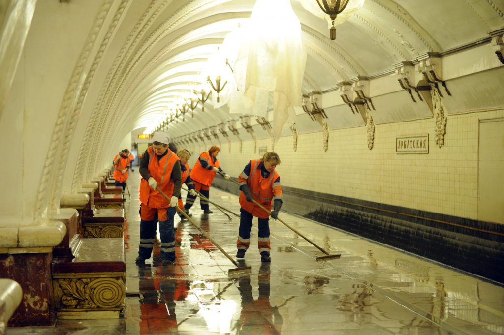 Ко Дню города станции Московского метро и МЦК помоют шампунем