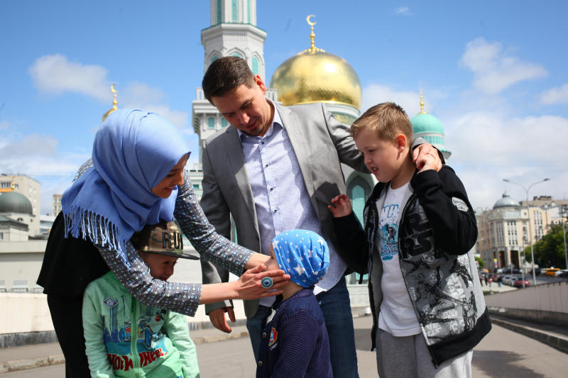 В праздник принято дарить подарки родным и близким. Фото: Павел Волков