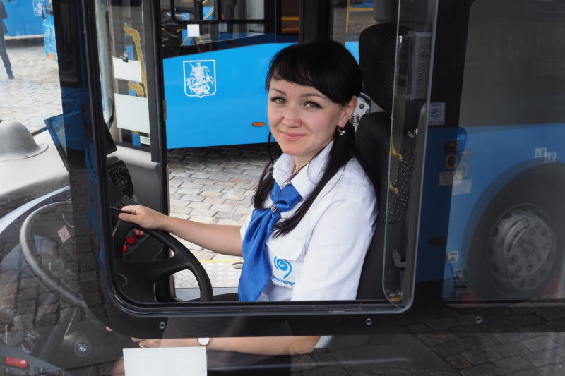 Женщина заняла второе место в конкурсе на звание лучшего водителя автобуса. Фото: Антон Гердо, «Вечерняя Москва»