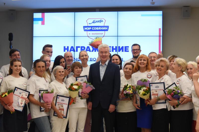 Кандидат в мэры Москвы Сергей Собянин с волонтерами его избирательного штаба
