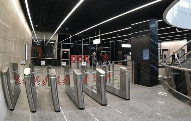 Началась установка новых турникетов в северном вестибюле станции метро «Аннино»
