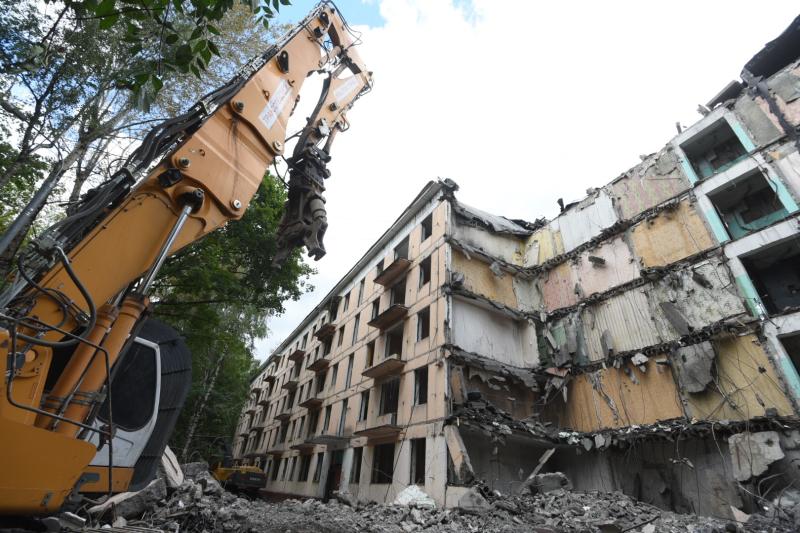 Первую отселенную по программе реновации пятиэтажку снесли в Москве. Фото: Владимир Новиков, "Вечерняя Москва"