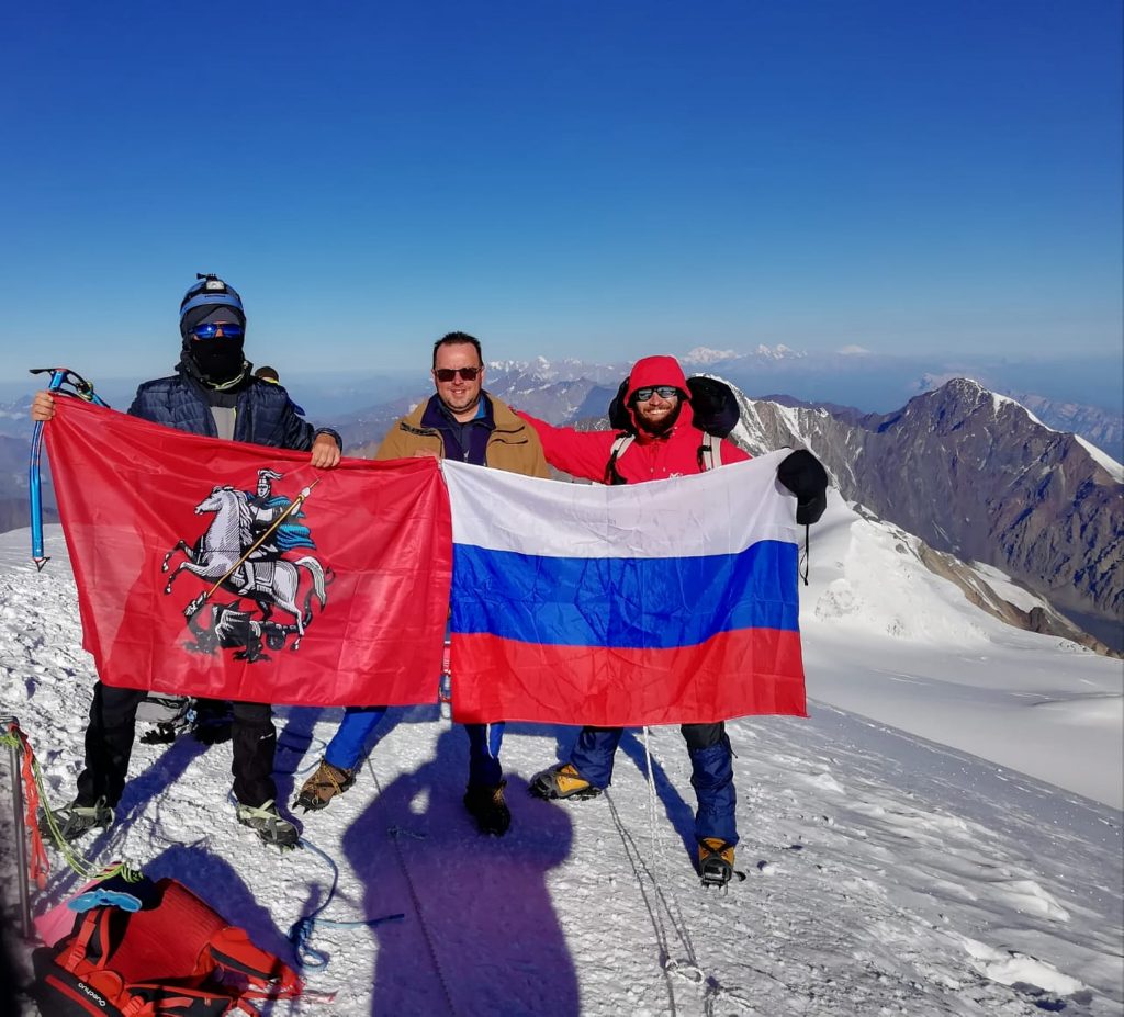 28 августа 2018 года. Альпинисты из Орехова-Борисова Южного Тимофей Бузин (слева) и Вадим Владимиров (в центре) покорили вершину Казбека. На пике они встретили москвича-альпиниста Андрея (справа). Фото: личный архив