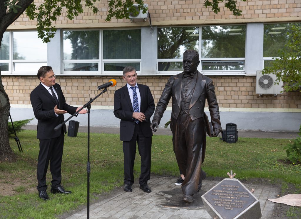 Памятник лауреату Нобелевской премии открыли в МИФИ