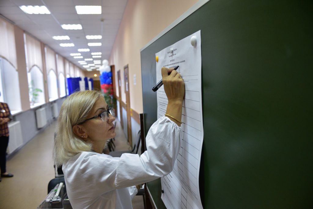 Председатель УИК № 1745 Анна Наринян объявляет о начале голосования. Фото: Пелагия Замятина, «Вечерняя Москва»