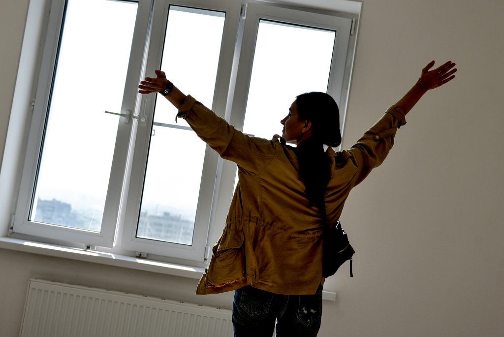 Анна Иванова оценивает планировку квартиры. Фото: Пелагия Замятина