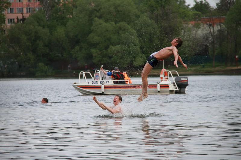 Москвичей не пугает холодная вода. Фото: Антон Гердо