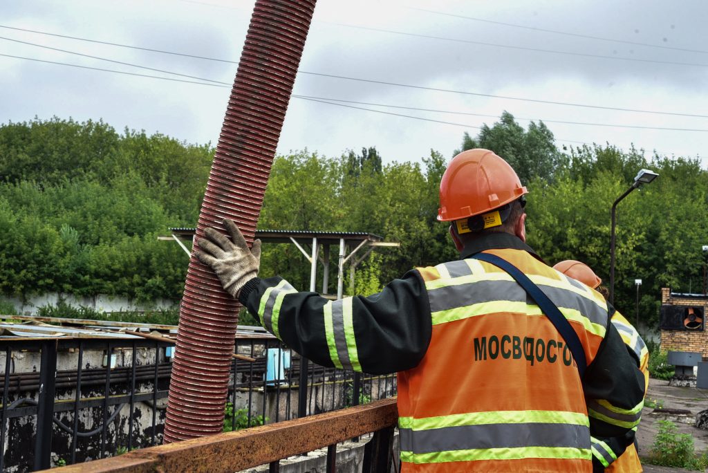 Сотрудники «Мосводостока» вышли на дежурство в связи с дождями. Фото: архив, «Вечерняя Москва»