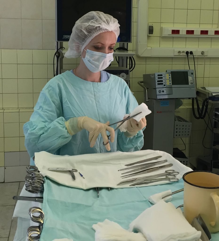 Алена Соколова готовит инструменты к операции. Фото: из личного архива