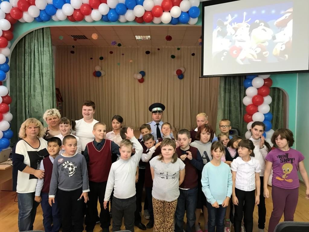 На юге Москвы автоинспекторы встретились с учащимися столичной школы-интерната. Фото предоставила пресс-служба УВД по ЮАО
