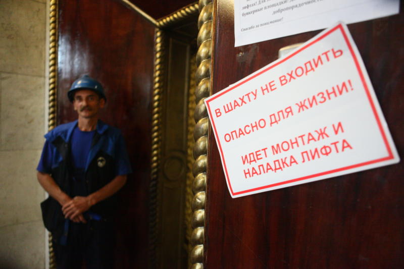 Рабочие упали в шахту лифта в Москве, ведется проверка