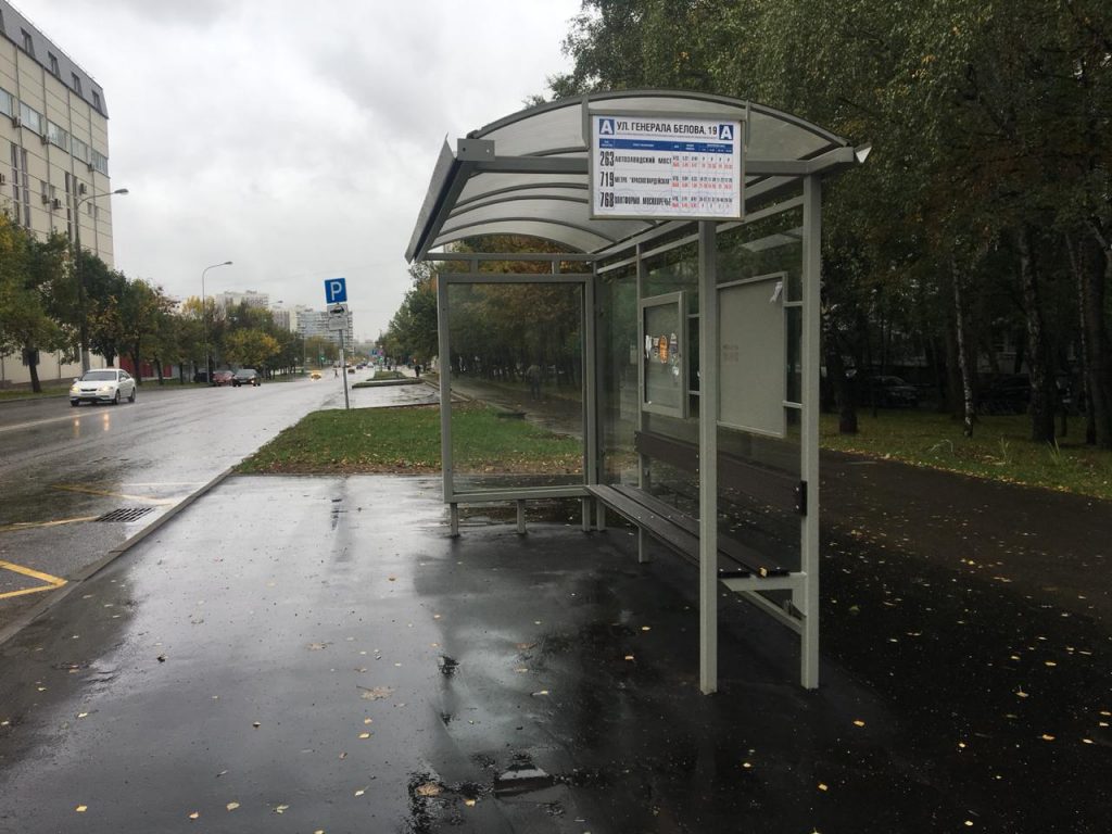 Просьбу исполнили: автобусную остановку организовали у поликлиники №214. Фото: Анна Быкова