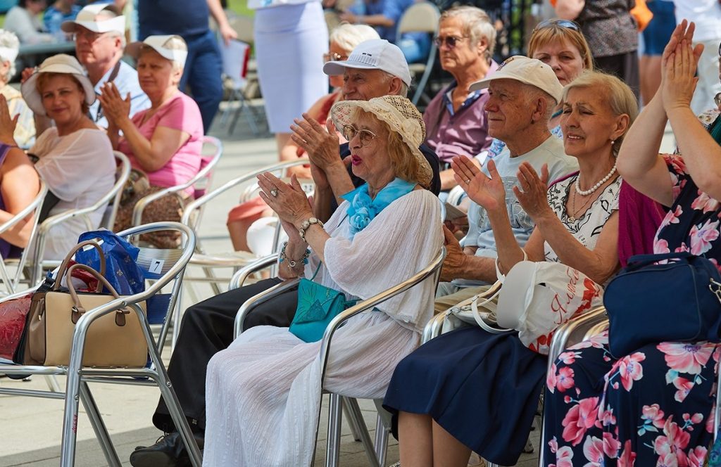 Международный день пожилых людей отпразднуют в 12 столичных парках