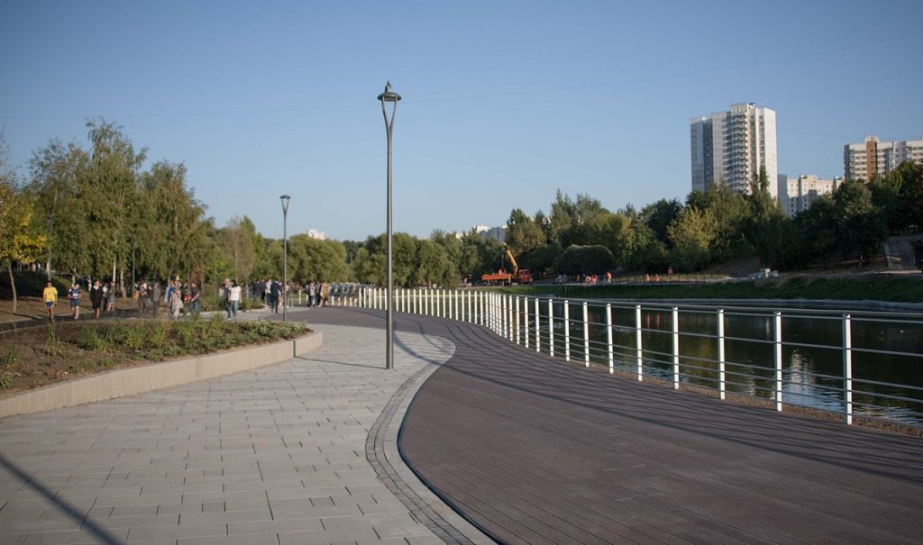 В Москве начали обустраивать главный вход парка в пойме реки Битца