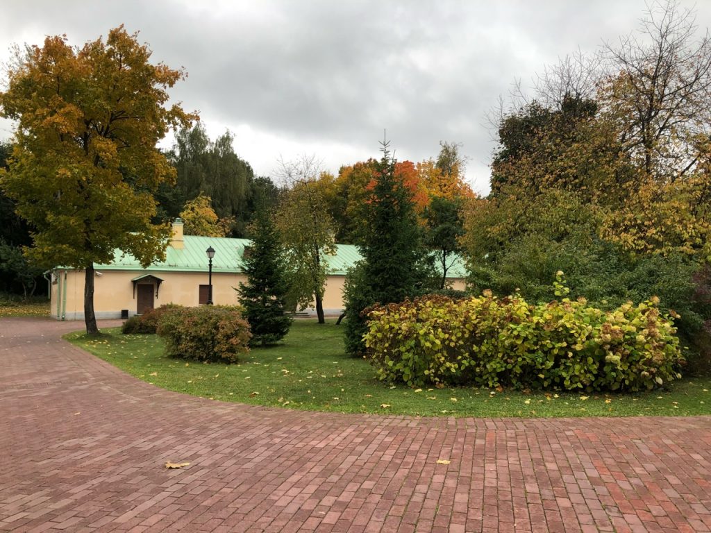 В парке стояли аккуратно подстриженные деревья, а на пруду располагался островок для прогулок. Фото: Анастасия Маслова