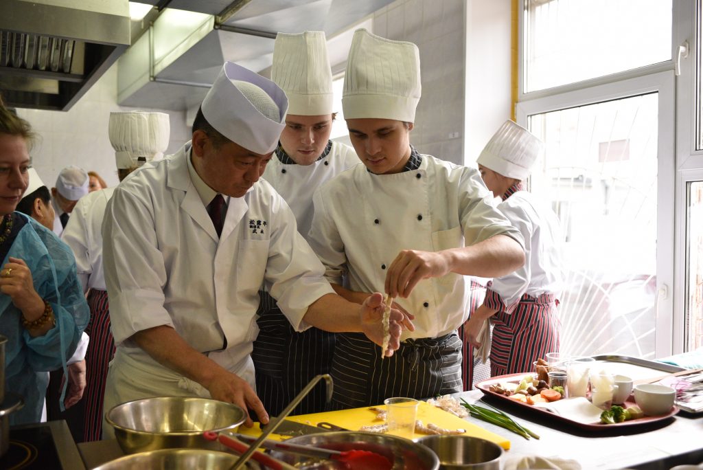 12 октября 2018 года. Господин Такемото Мотохиде демонстрирует студентам Матвею Самойлюку (справа) и Эдуарду Сороковикову технику приготовления рыбы