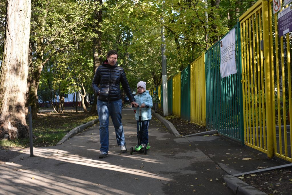 5 октября 2018 года. Москвичка Анна Логинова ведет свою дочь Василису в детский сад. Фото: Пелагия Замятина