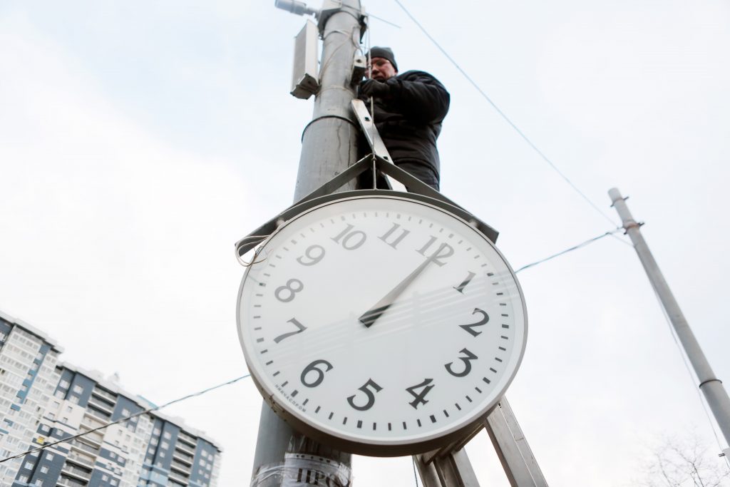 В течении 48 часов в москве. Уличные часы. Городские часы. Городские часы Москва. Конструкция для уличные часы.