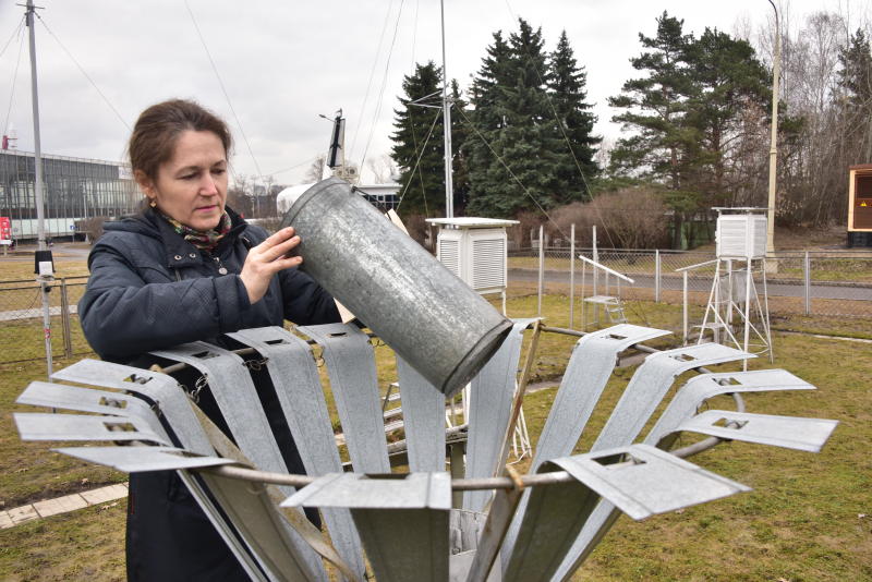 Специалист Нина Ивановна определяет уровень осадков на метеостанции ВДНХ. Фото: Антон Гердо