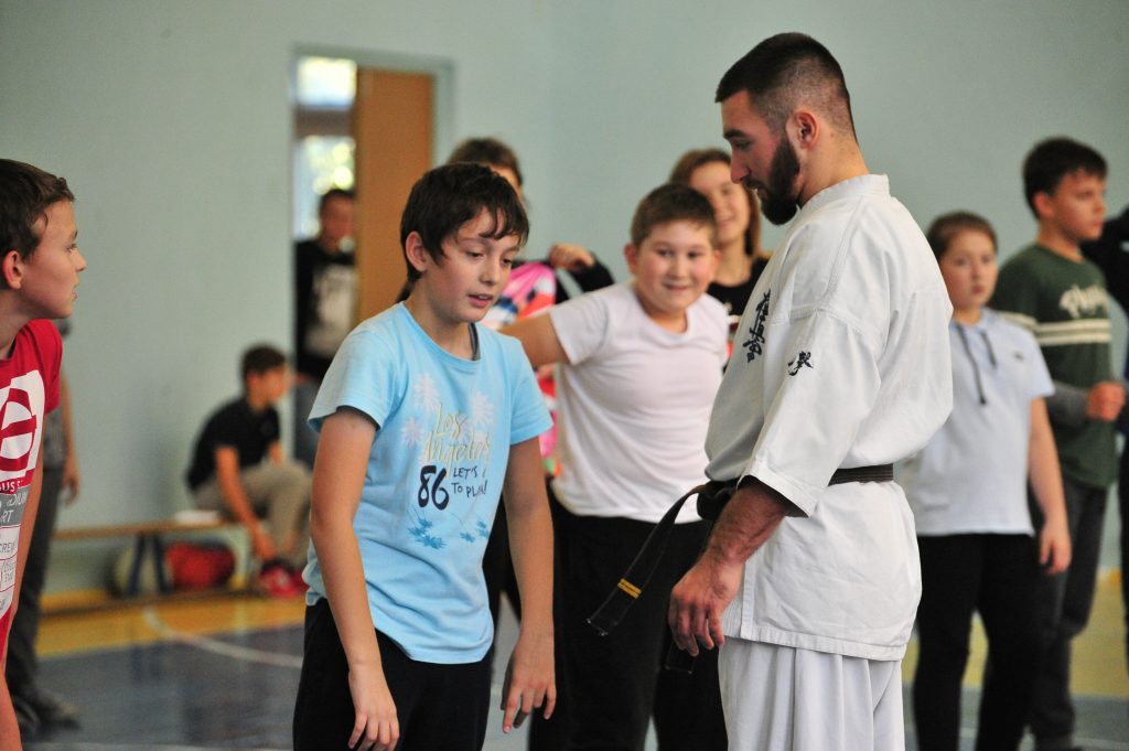Лучший боец года Ашот Заринян провел тренировку по каратэ для школьников округа. Фото: Пелагия Замятина, «Вечерняя Москва»