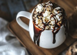 Простой и вкусный десерт в кружке, украшенный взбитыми сливками, шоколадным сиропом и нежной пастилой Фото: pixabay