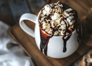 День рождения микроволновки, или как поесть быстро и вкусно. Фото: pixabay Простой и вкусный десерт в кружке, украшенный взбитыми сливками, шоколадным сиропом и нежной пастилой Фото: pixabay