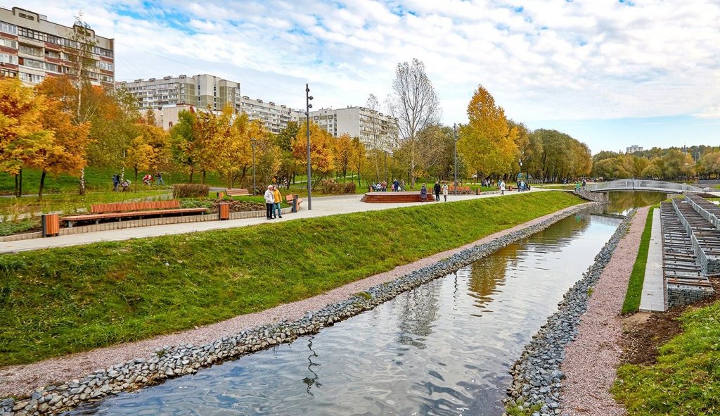 В парке в пойме реки Битца высадили 210 деревьев в рамках комплексного благоустройства и озеленения территории. Фото: mos.ru