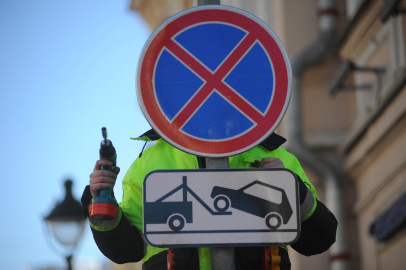 На юге Москвы автоинспекторы напомнили учащимся столичной школы о правилах поведения на дороге
