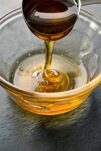 Золотистый, тягучий, жидкий мед. Фото: pixabay