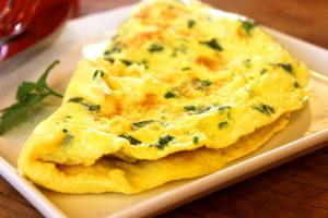 День рождения микроволновки, или как поесть быстро и вкусно. Фото: pixabay Румяный омлет с зеленью и сыром. Фото: pixabay