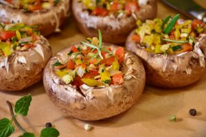 День рождения микроволновки, или как поесть быстро и вкусно. Фото: pixabay Запеченные шампиньоны, начиненные овощами и украшенные зеленью. Фото: pixabay
