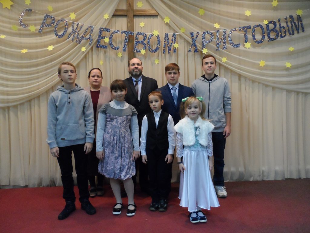 20 октября 2018 года. Семья Садиковых получила орден «Родительская слава». На фото (слева направо): родители Наталья и Павел, сыновья Павел и Андрей (на заднем плане), а также Лев, Ирина, Миша и Тамара (на переднем плане). Фото из личного архива