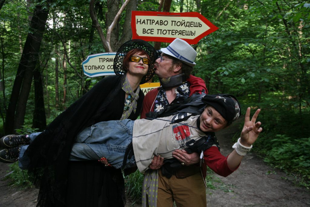 Съемки фильма «Полный вперед!». На фото актеры Ольга Прокофьева (слева) и Владимир Еремин (на заднем плане)