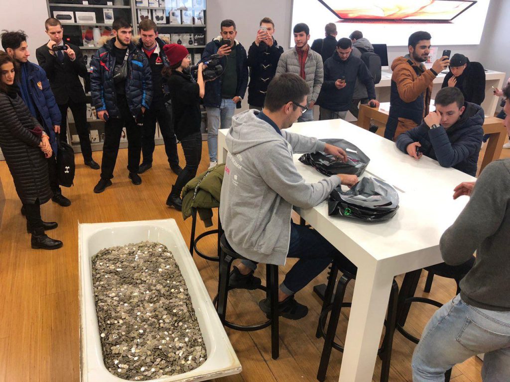 Жителю Москвы продали iPhone за ванну мелочи