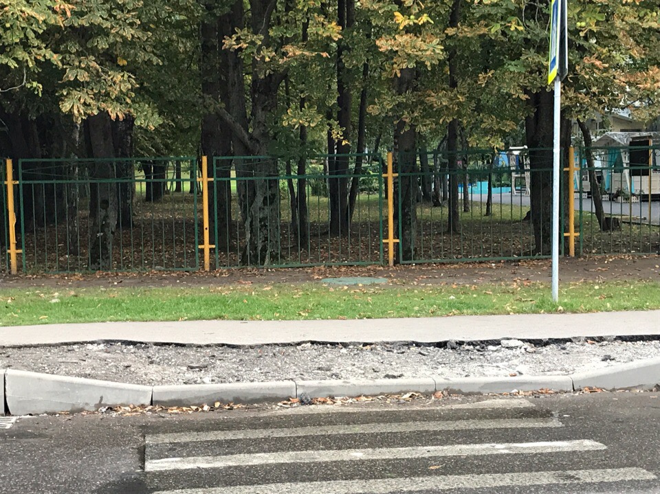 Раньше пройти по дороге было невозможно. Асфальт находился в разрушенном состоянии.