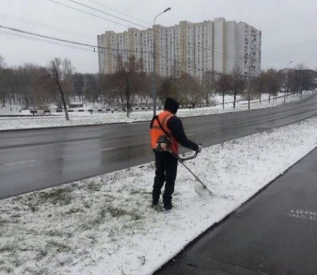 Дворники Даниловского района настолько суровы, что, несмотря на выпавший снег, стригут газоны 