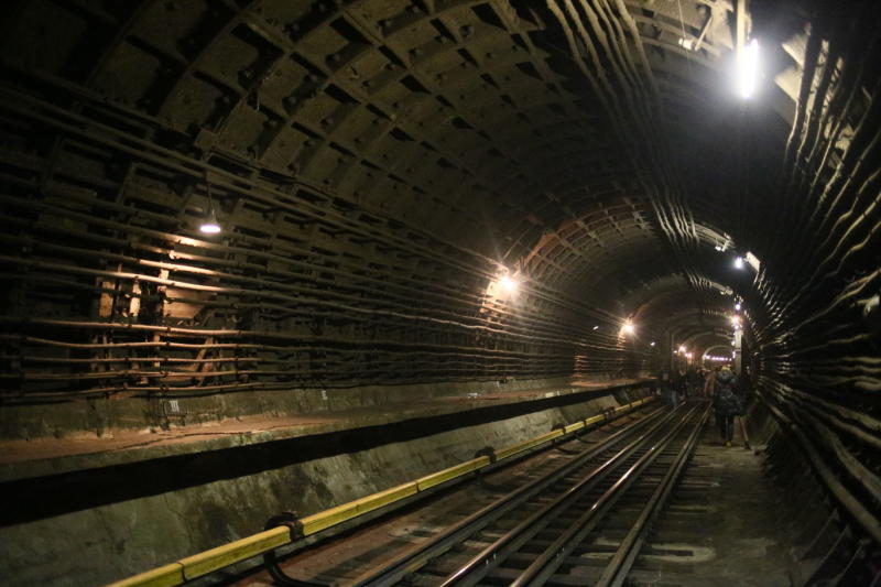 Всего до конца года в подземке проложат более 180 километров кабельных трасс. Фото: Антон Гердо