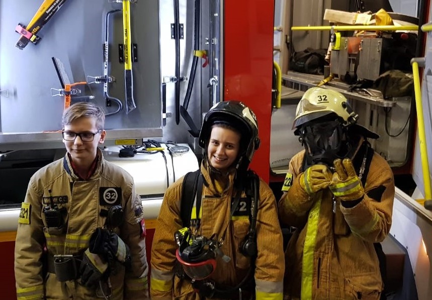 Бесстрашные огнеборцы провели экскурсию по пожарной части для учеников школы №935
