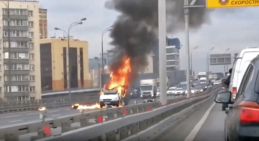 Взорвавшийся грузовик перекрыл движение на ТТК