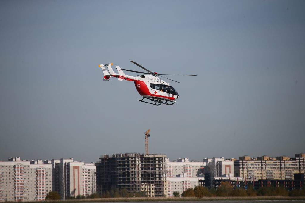 Вертолет эвакуировал ребенка, пострадавшего в ДТП на юге Москвы
