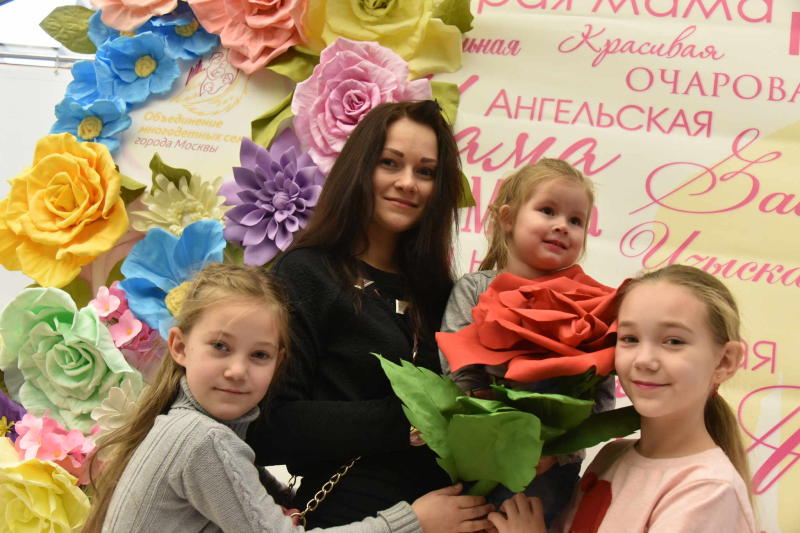 Жительниц Москвы поздравили с Днем матери. Фото: Владимир Новиков, «Вечерняя Москва»