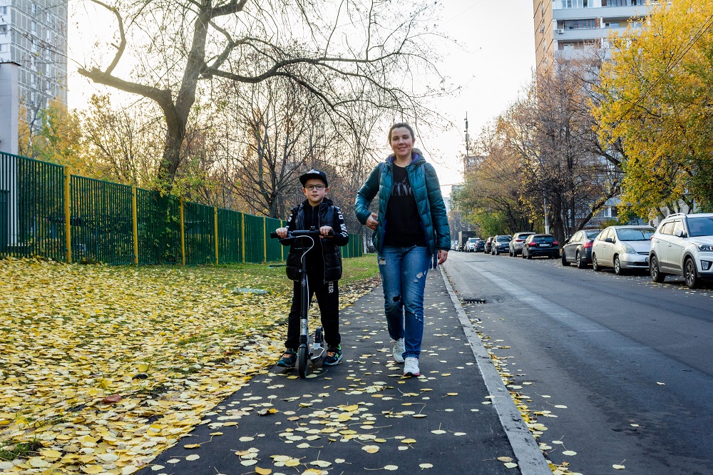 19 октября 2018 года. Жительница района Чертаново Центральное Анна Денисова с сыном Артемом идут в магазин по новому тротуару. Фото: Сергей Добровольский 