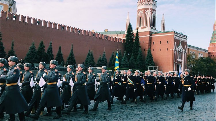 Каждого участника парада зрители встречали аплодисментами. Фото: Елена Кульбак