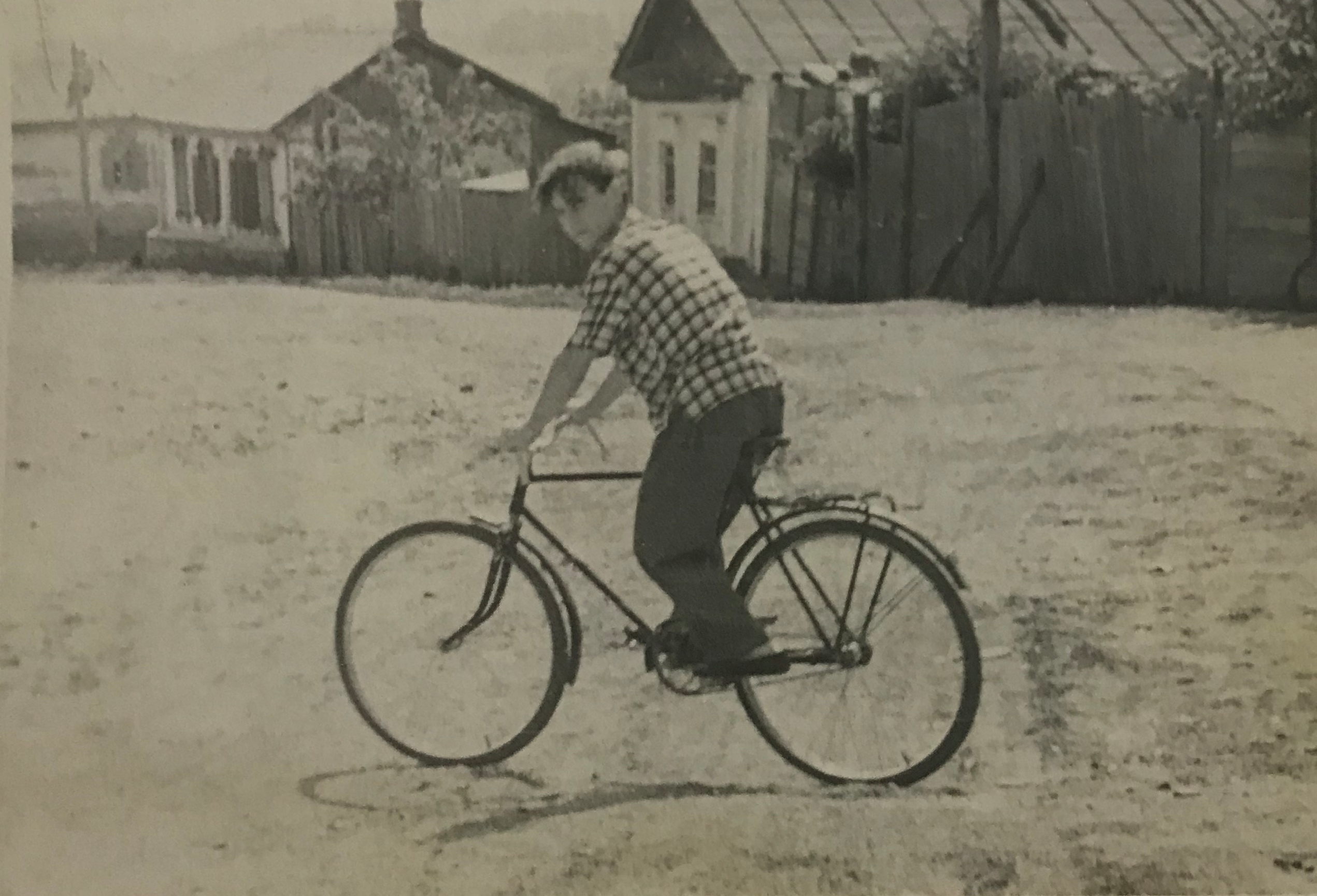Несмотря на большие проблемы со здоровьем, Владик Трофимов от обычной для мальчишки жизни не отказывался и освоил велосипед, на котором совершал дальние путешествия. Фото из личного архива 