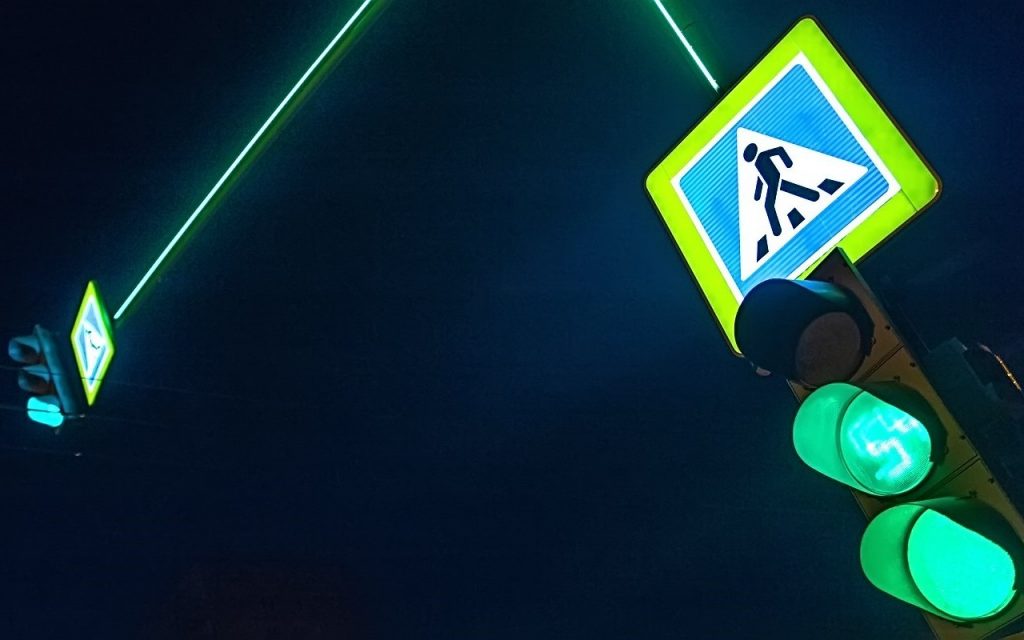 Светофоры со светящимися опорами установили на трех улицах юга. Фото: сайт мэра Москвы