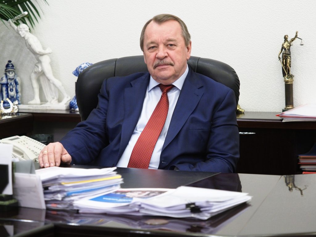 11 декабря 2018 года. Префект Южного административного округа Алексей Челышев в своем кабинете. Фото: Антон Гердо